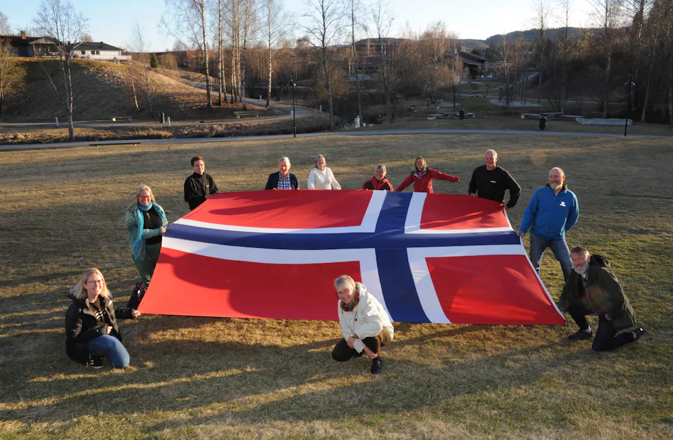 KOMITEEN: 17. mai-komiteen lovar at det blir feiring, men heller ikkje i år blir nasjonaldagen som vanleg. F.v. Gunn Kristin Leikvoll, Audhild Lindheim Kennedy, Tor Olav Kjøk, Harald Omnes, Hilde Pedersen, Bergit Li, Guri Røsok, Arne Kristian Forberg, Dag Einar Hvitsand, Ulf Vege og Kristin Ødegård Vestgarden (framme)
