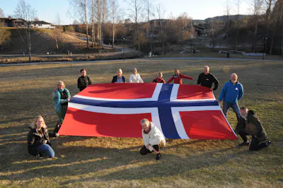 KOMITEEN: 17. mai-komiteen lovar at det blir feiring, men heller ikkje i år blir nasjonaldagen som vanleg. F.v. Gunn Kristin Leikvoll, Audhild Lindheim Kennedy, Tor Olav Kjøk, Harald Omnes, Hilde Pedersen, Bergit Li, Guri Røsok, Arne Kristian Forberg, Dag Einar Hvitsand, Ulf Vege og Kristin Ødegård Vestgarden (framme)