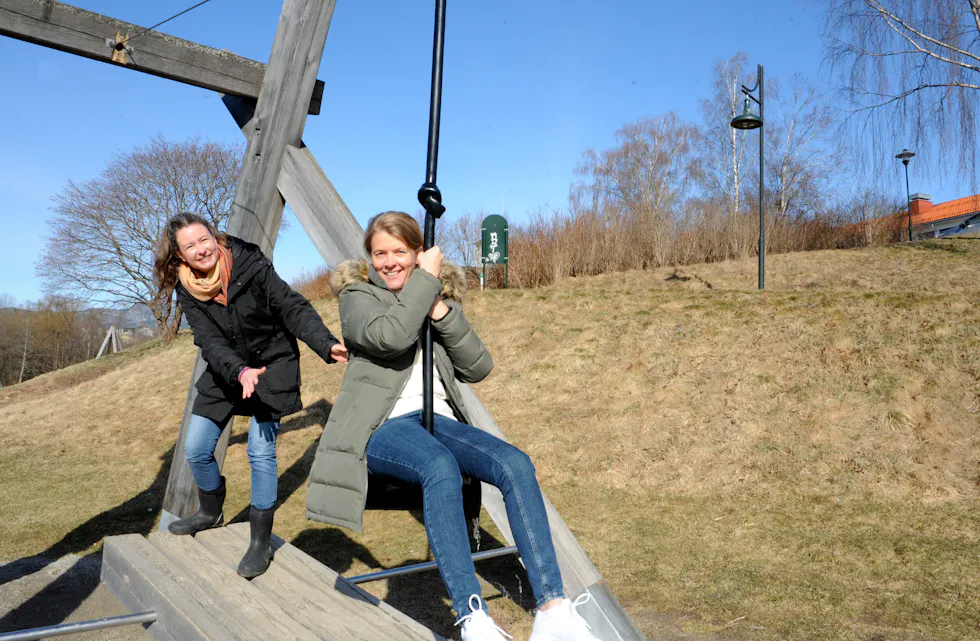 GLER SEG: Biblioteksjef Ingvild Elvestad Tørre og prosjektleiar Tone Lie gler seg til å ta fart inn i nytt prosjekt med fokus på skule og bibliotek.